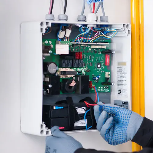 Kingspan STG RWA 4 A Compact SHEV Control Panel with 4A Output, Integrated Emergency Battery, and Parallel Cascading