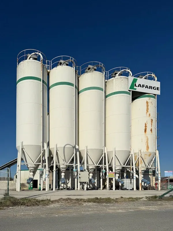 E+H Micropilot FMR67B installed on top of a cement silo with dust cloud visible during filling